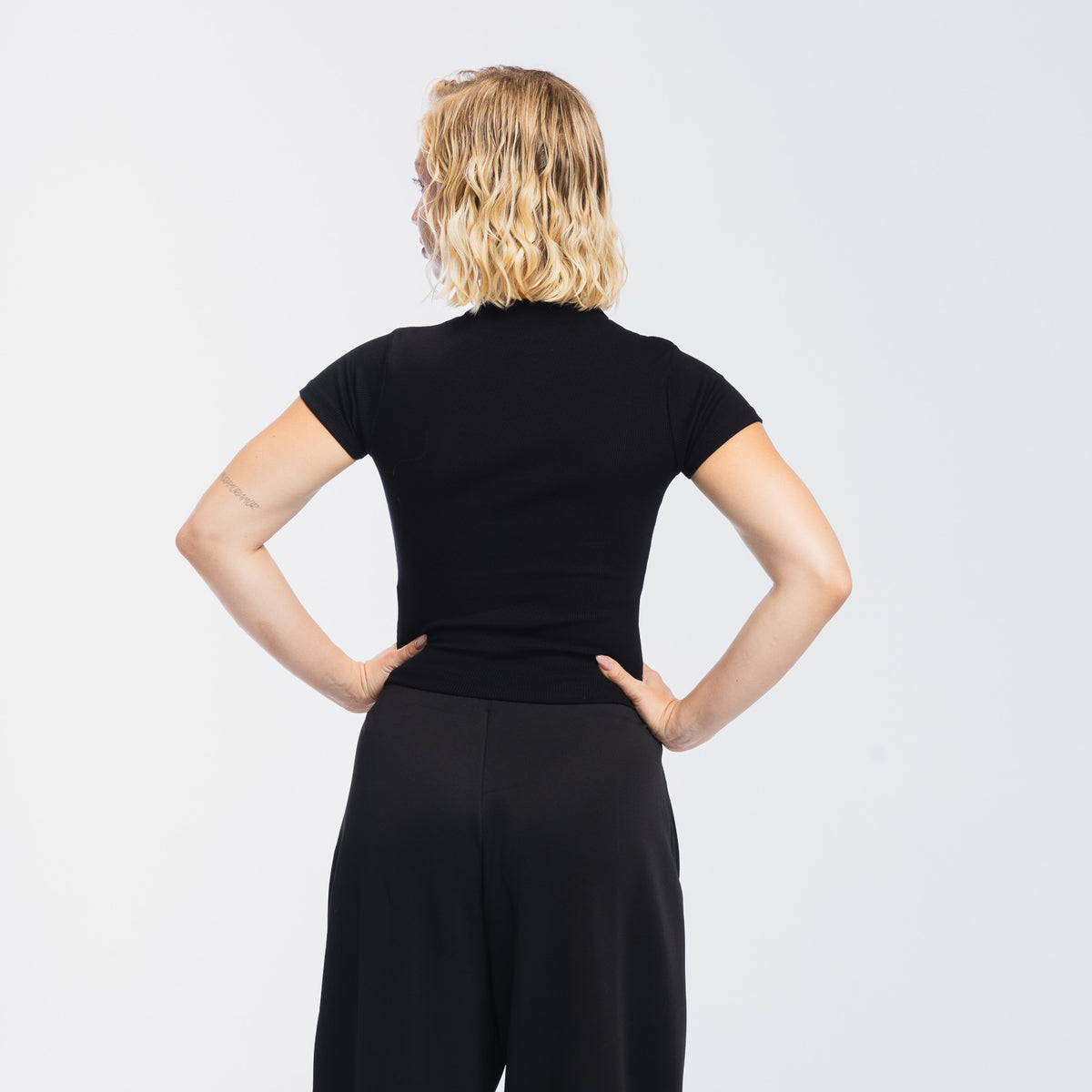 color:black