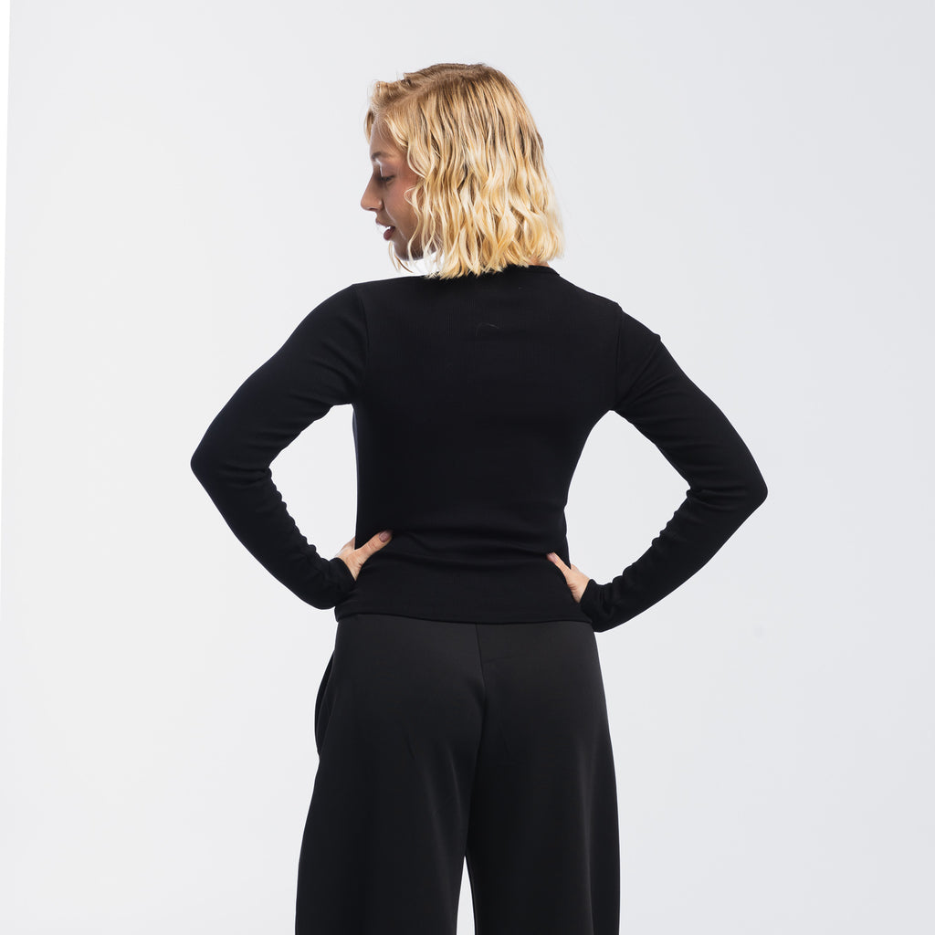 color:black