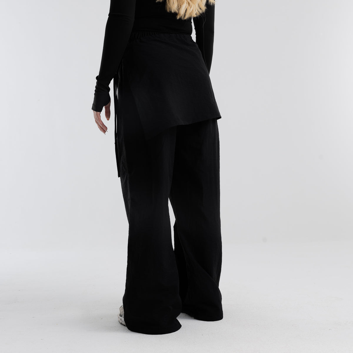 color:black